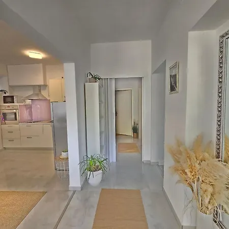 Daire Mit Terrasse- 200m Vom Entfernt By Interhome